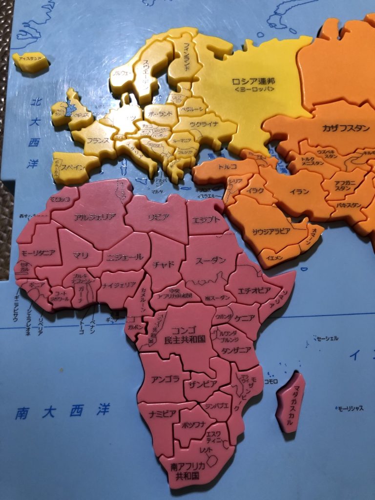 くもんの世界地図パズルは遊びやすいです。